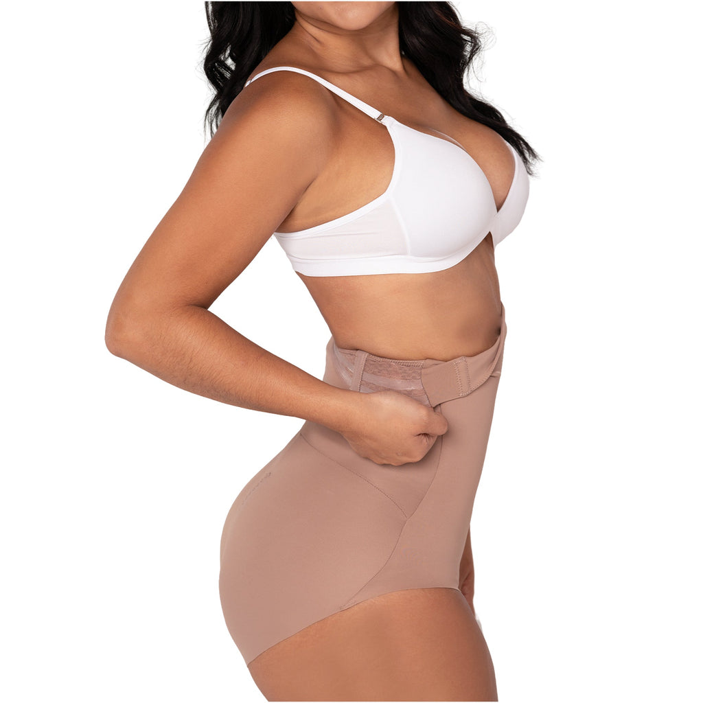 Fajas MyD P063 nude high-waist shaper brief with hook closure, Colombian shapewear body shaper side view for women